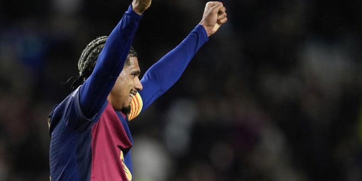 Hansi-Flick-Pastikan-Ronald-Araujo-Masih-Masuk-Proyeksi-Barcelona
